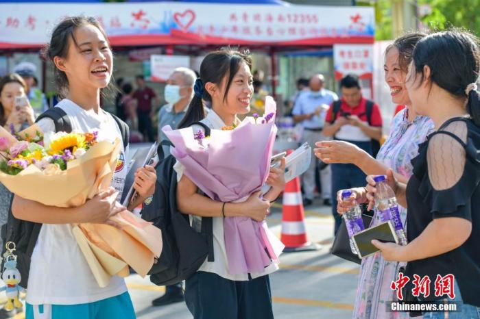 資料圖：6月10日，海南省?？谑泻Ｄ现袑W(xué)考點(diǎn)外，家長(zhǎng)為剛剛走出考場(chǎng)的考生送上鮮花。當(dāng)日，海南省2021年高考結(jié)束 。 <a target='_blank' href='http://www.chinanews.com/'><p  align=