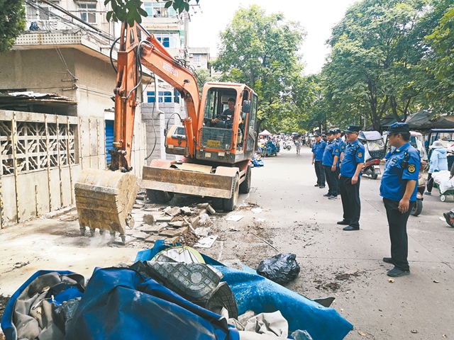 躍進路自發(fā)市場綜合整治工作正式啟動