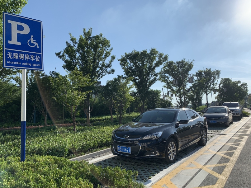 施劃“特殊”停車位 繪制文明“風景線”