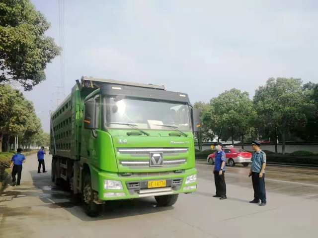 主城區(qū)散裝貨物運(yùn)輸車輛拋灑滴漏整治持續(xù)發(fā)力