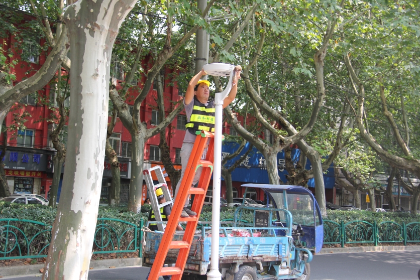 清洗路燈設(shè)施 扮靚城市街道