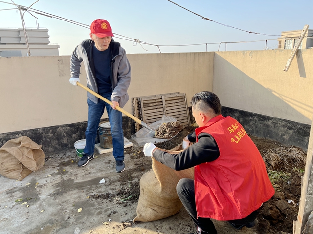 清理“空中菜園” 共建美麗家園