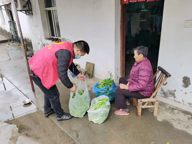 疫情蔬菜滯銷，犯愁 牽線搭橋助銷，暖心